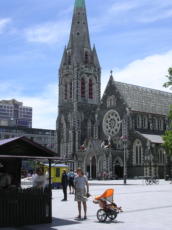 gogo-kid in neuseeland als stadtbuggy vor der kirche